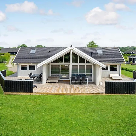 4 Bedroom Lovely In Rudkobing Holiday home Spodsbjerg